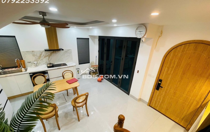 Bán Nhà Phố Trần Duy Hưng. Cầu Giấy. Diện Tích 30m. x6 Tầng. Mặt tiền 5.7m. Giá bán 14.8 tỷ.